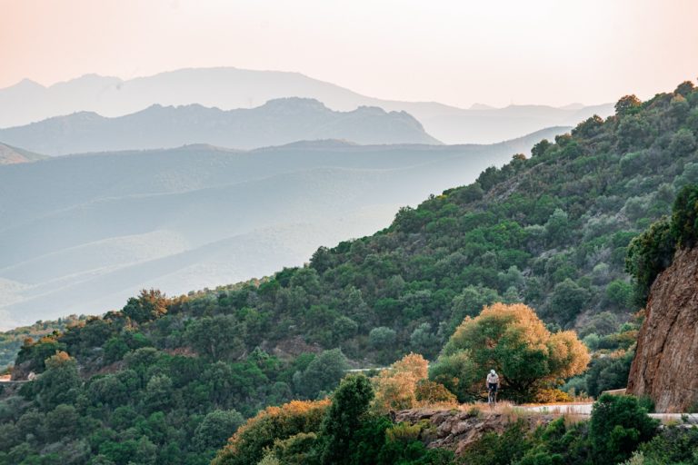 Jour 2 du BikingMan Corsica 2023 : Course de nuit, orages et premières stratégies pour le podium